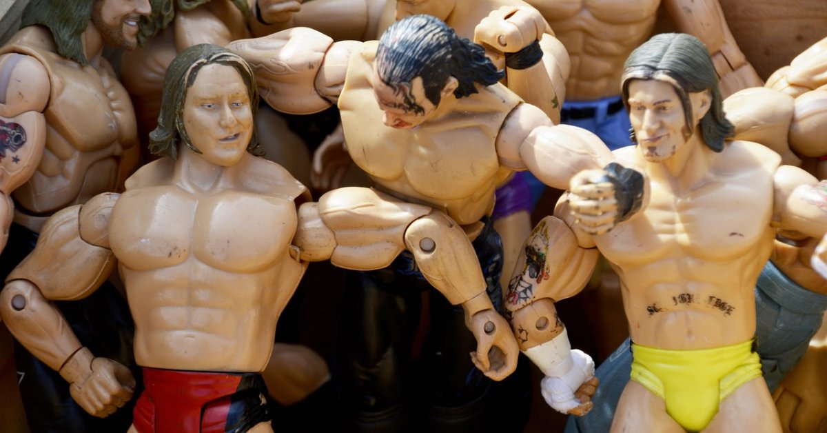 Een groep gespierde actiefiguren in verschillende kleuren en poses